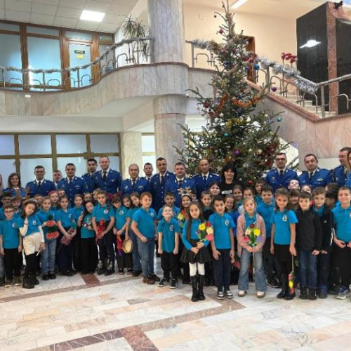 Copiii de la Școala „Ștefan cel Mare” au colindat la Inspectoratul de Jandarmi Vrancea