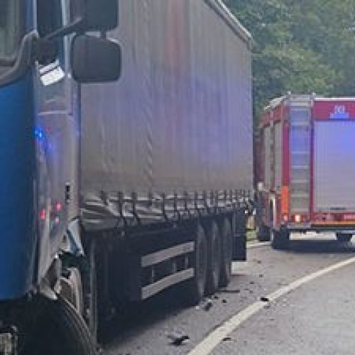 TIR derapat blochează circulația în zona Lainici