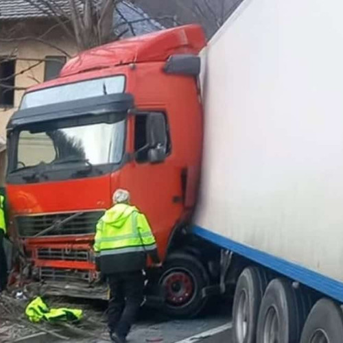 Accident cu un TIR și un autoturism pe DN66 în Lainici, traficul este oprit