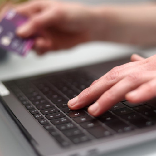 Bărbat din Cluj păcălit și șantajat online de un fals profil de femeie