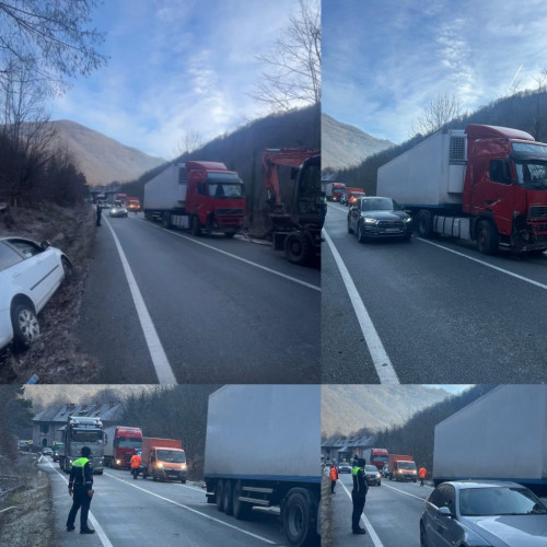 Autotren blochează drumul după ce lovește zidul unei case în Lainici