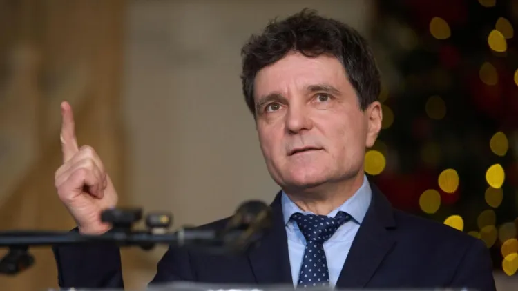 Nicușor Dan contestă la Curtea Constituțională legea privind cota minimă de sportivi români în echipe