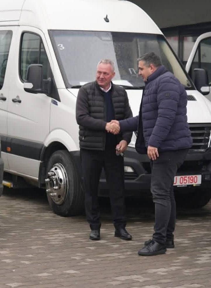 Consiliul Județean Gorj introduce microbuze electrice pentru transportul școlar