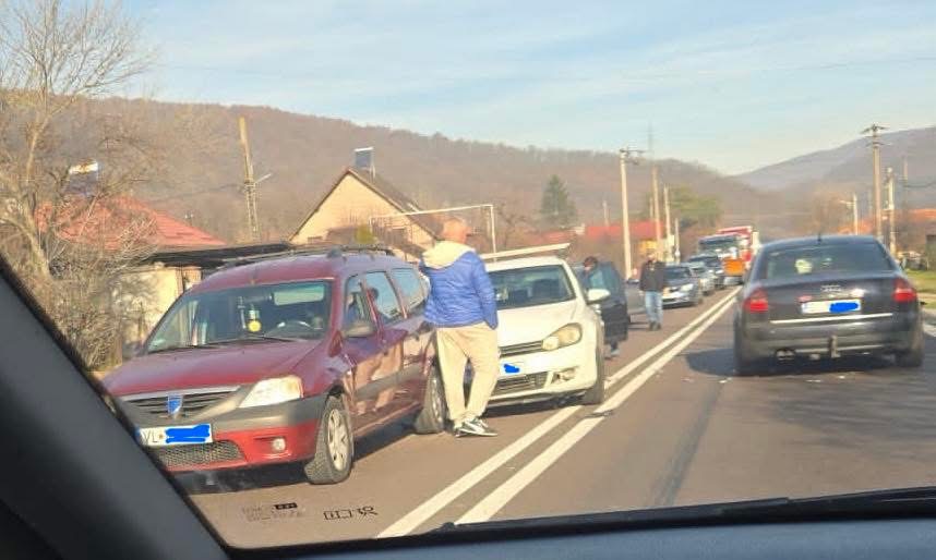 Trafic aglomerat provocă un accident în lanț cu trei mașini în Bujoreni, Vâlcea