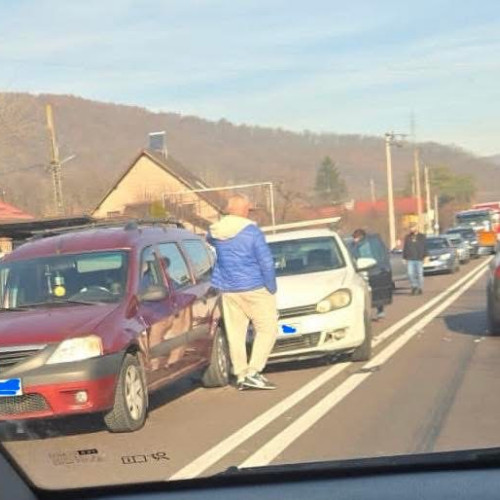 Trafic aglomerat provocă un accident în lanț cu trei mașini în Bujoreni, Vâlcea