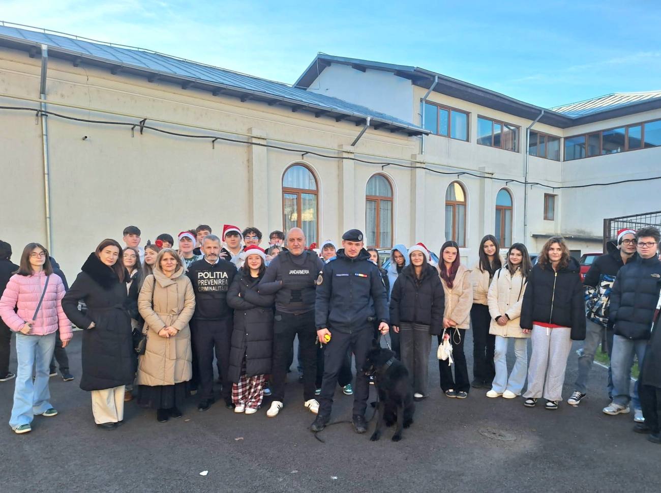 Jandarmii și polițiștii din Dâmbovița au organizat o sesiune de prevenire la Colegiul Național Constantin Carabella