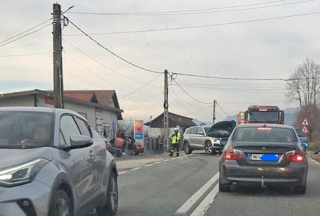 Accident frontal între două mașini pe DN 67 în județul Vâlcea