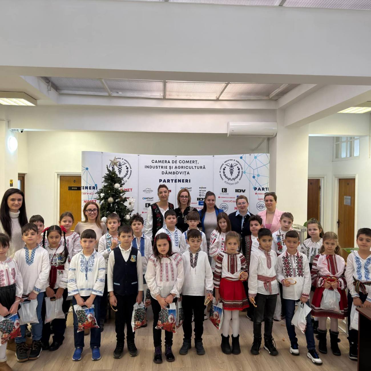 Camera de Comerț Dâmbovița a primit colindătorii în atmosfera sărbătorilor de iarnă