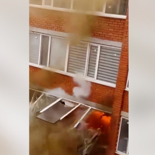 Explozie puternică distruge un apartament în Ural în timpul intervenției pompierilor