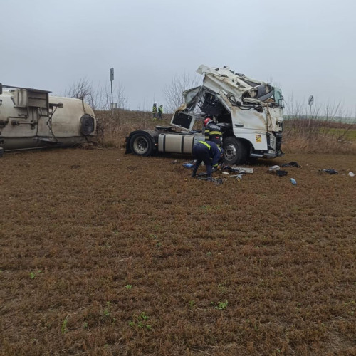 Cisternă cu 21 tone GPL s-a răsturnat la ieșirea din Râșești, șoferul este singura victimă