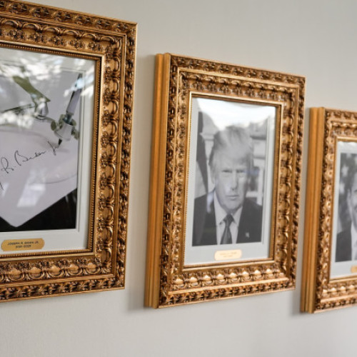 Donald Trump amplasează la Casa Albă plăci critice la adresa lui Biden și Obama