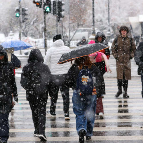 Meteorologii anunță o răcire incertă a vremii și două scenarii pentru precipitații în săptămâna de Crăciun