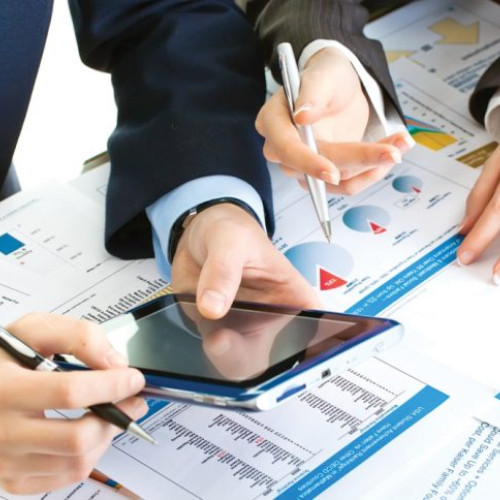 Premierul Ilie Bolojan discută cu investitorii despre impozitul minim și bugetul pentru 2026