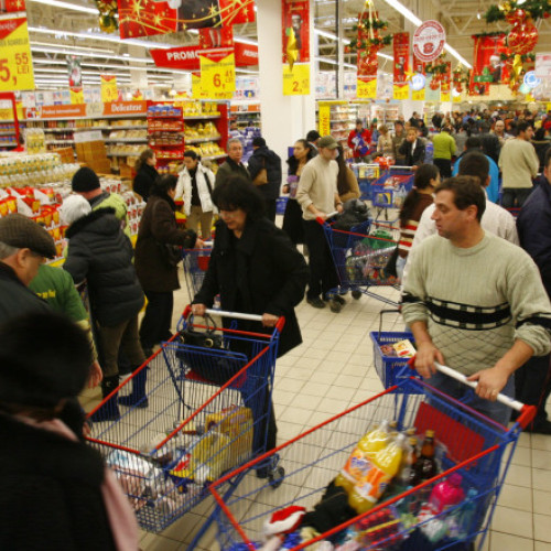 Românii resimt scumpirile la mesele și cadourile de Crăciun