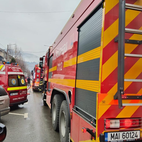 Pompierii interveni în localitatea Băița pentru a stinge un incendiu la un bloc de locuințe