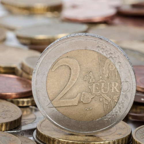 Analiștii anticipează deprecierea leului față de euro în 2026 sub influența inflației și a politicilor fiscale