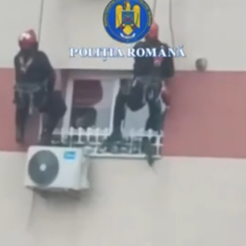 Poliția capitalei a intervenit pentru salvarea unei femei baricadate în locuință