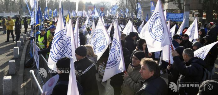 Sindicaliștii protestează cu vuvuzele și cer demisia Guvernului în fața problemelor economice