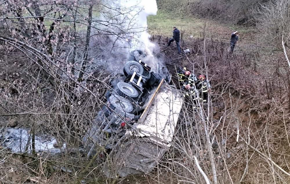 Un bărbat a murit după ce autocamionul său s-a răsturnat și a luat foc lângă Abrud