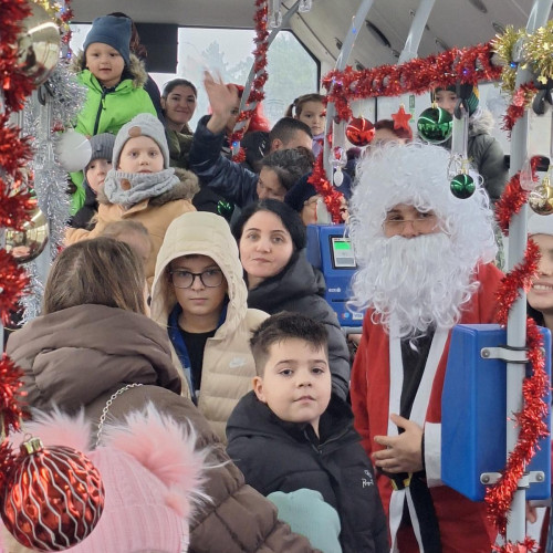 Moș Crăciun aduce bucurie copiilor din Botoșani cu Autobuzul Fermecat