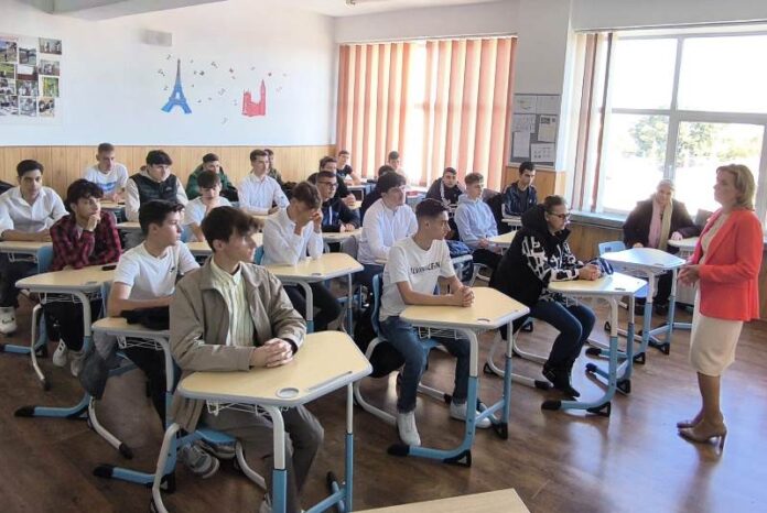 Guvernul oferă stimulente financiare pentru elevii cu media 10 la examenele naționale din 2025