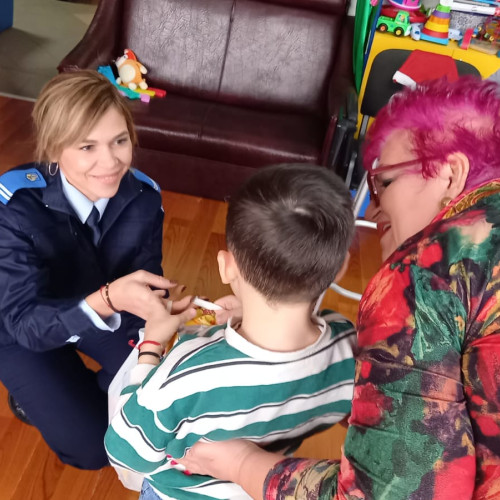 Jandarmii din Botoșani aduc bucurie copiilor cu nevoi speciale înainte de vacanța de iarnă