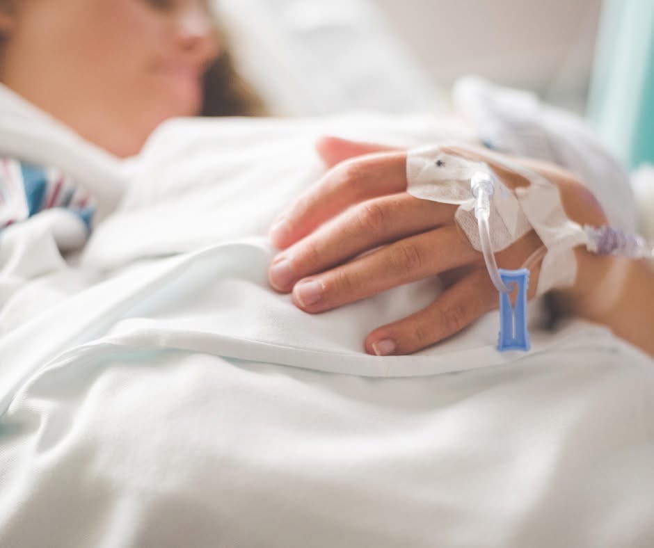 O femeie din Belcești ajunge la spital după ce soțul a agresat-o cu o rangă