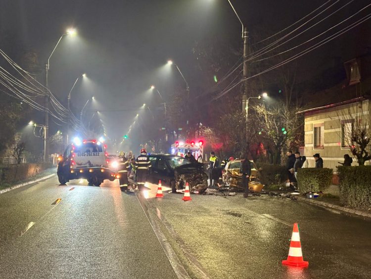 Două mașini au intrat frontal pe strada Victoriei din Baia Mare