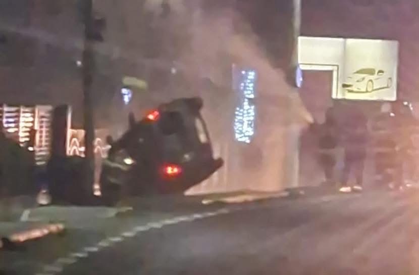 Tânără rămâne captivă după ce mașina s-a răsturnat la Râmnicu Vâlcea