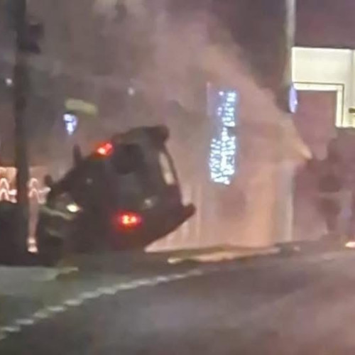 Tânără rămâne captivă după ce mașina s-a răsturnat la Râmnicu Vâlcea