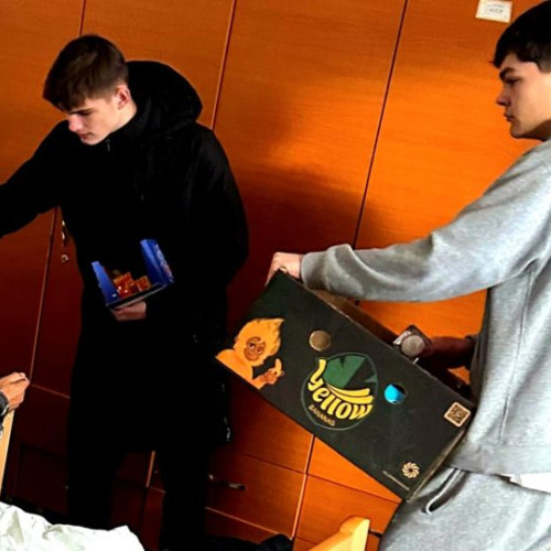 Elevii din Arad aduc bucurie bătrânilor în prag de sărbători prin colinde și daruri