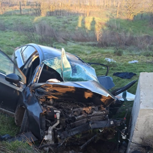 Șase persoane au fost rănite după ce mașina lor a lovit un cap de pod în Constanța