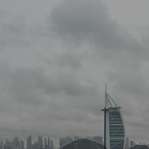 Poliția din Dubai recomandă rezidenților să evite deplasările din cauza ploilor abundente