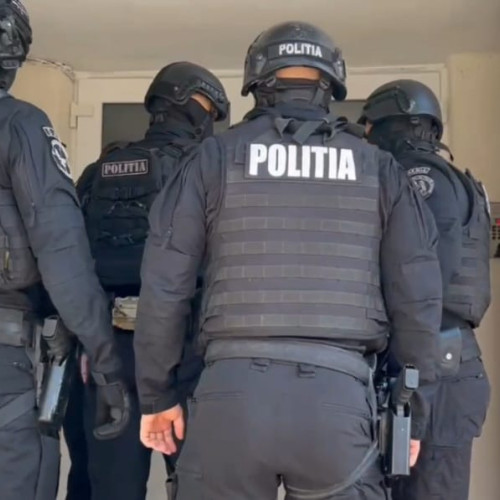 Doi botoșăneni au fost arestați la domiciliu pentru furt calificat de telefon mobil