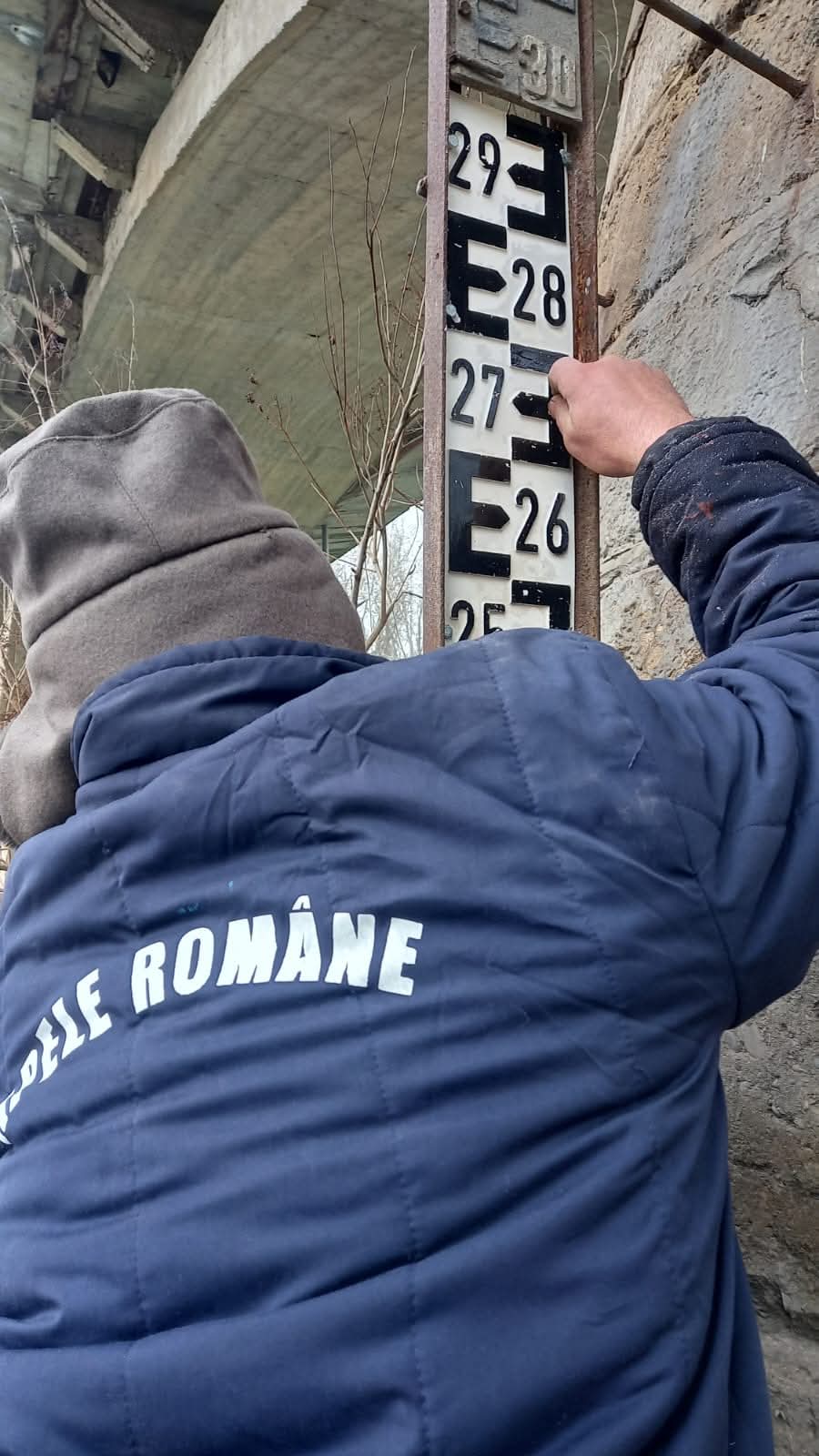 Administrația Bazinală de Apă Jiu reface mira hidrometrică pe râul Jiu, în zona Filiași