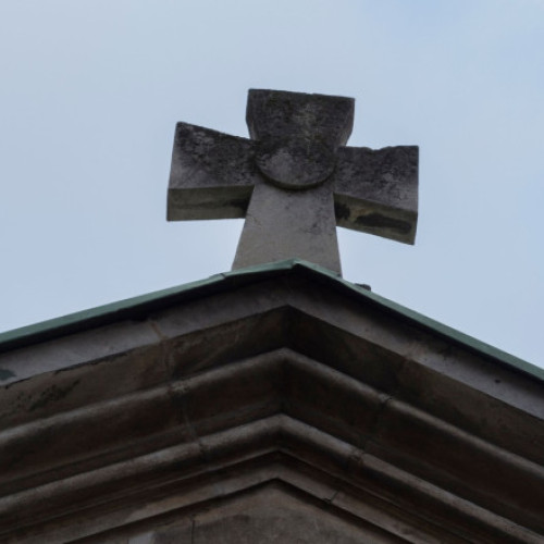 Viceprimarul din Drăgășani mutat cu biroul în cimitir după un conflict cu primarul