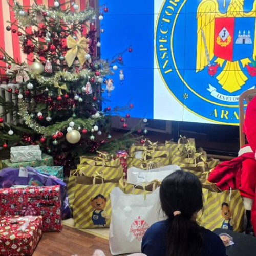 Jandarmii arădeni și Grădinița Little Star au adus bucurie pentru 42 de copii