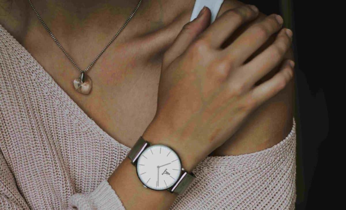 Alegerea ceasului de damă: cum influențează designul, materialele și funcțiile stilul personal