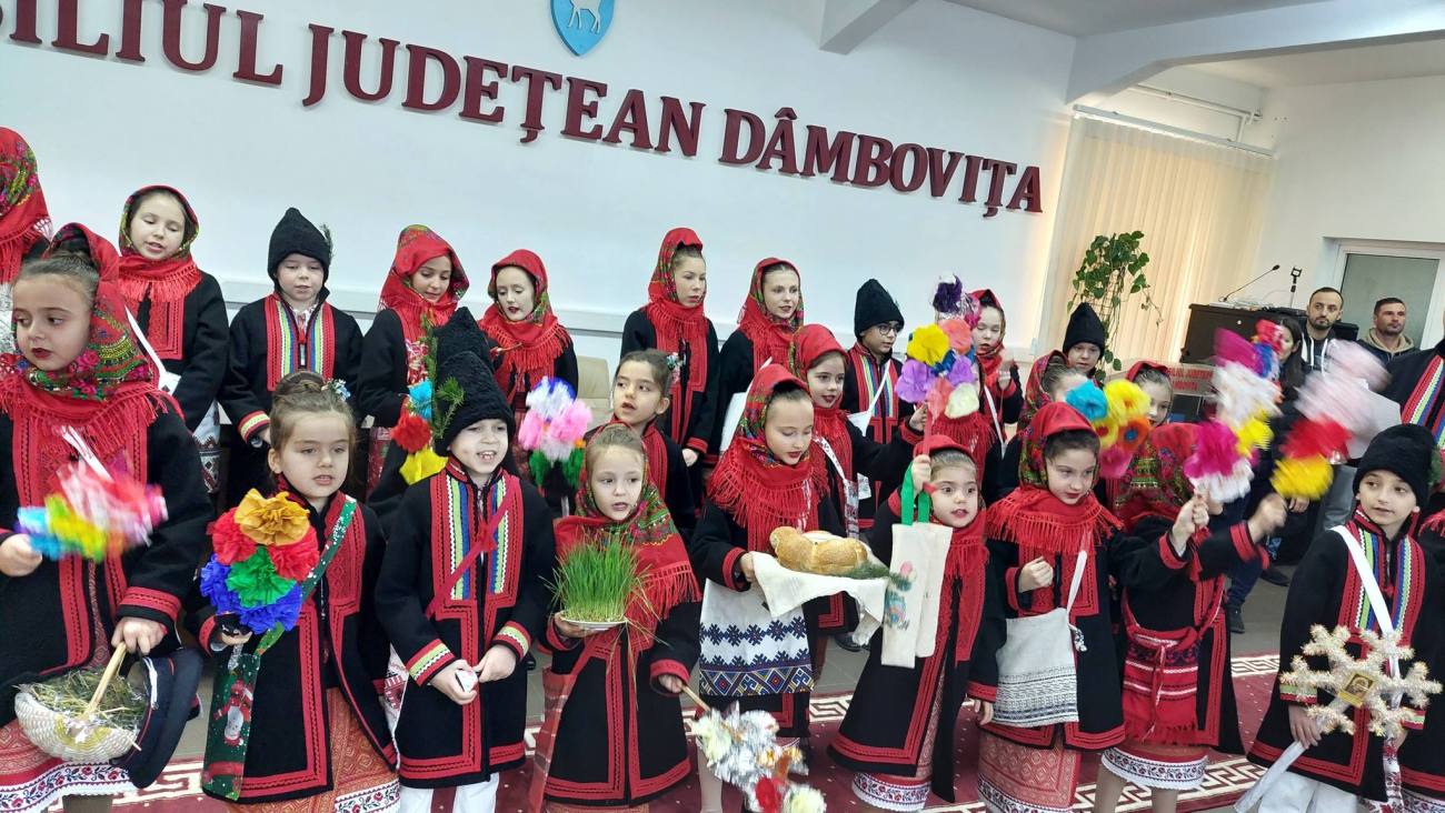 Copiii din județul Dâmbovița reînnoadă tradiția colindelor la sediul Consiliului Județean
