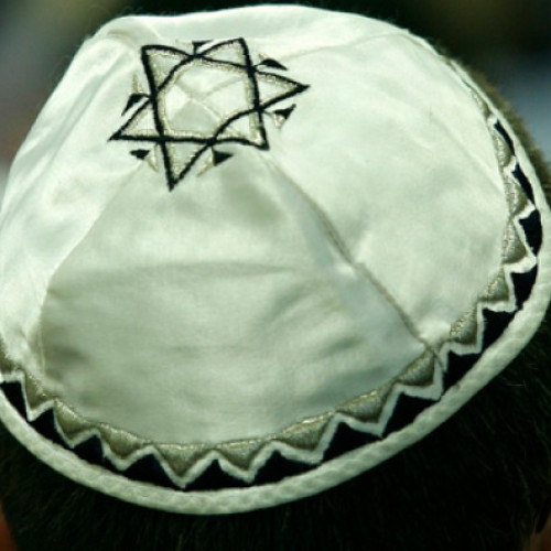 Bărbat din Reghin plasat sub control judiciar pentru mesaje antisemite pe rețele sociale