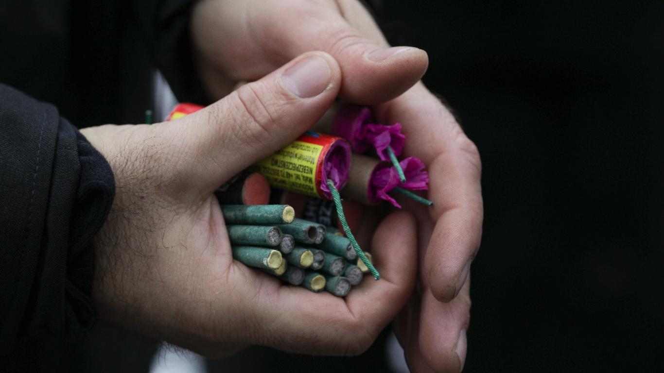 O pensionară prinsă cu 1.700 kg de articole pirotehnice ilegale vândute sub acoperire