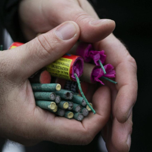 O pensionară prinsă cu 1.700 kg de articole pirotehnice ilegale vândute sub acoperire