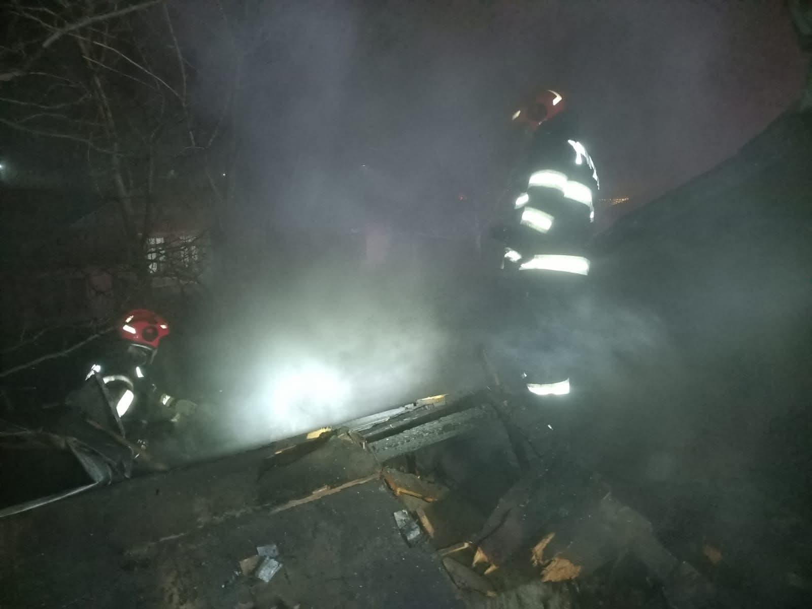 Pompierii din Galați au stins un incendiu la o locuință din satul Bucesti