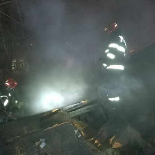 Pompierii din Galați au stins un incendiu la o locuință din satul Bucesti