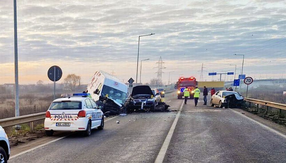 Trei mașini s-au ciocnit pe centura Timișoarei, patru persoane rănite