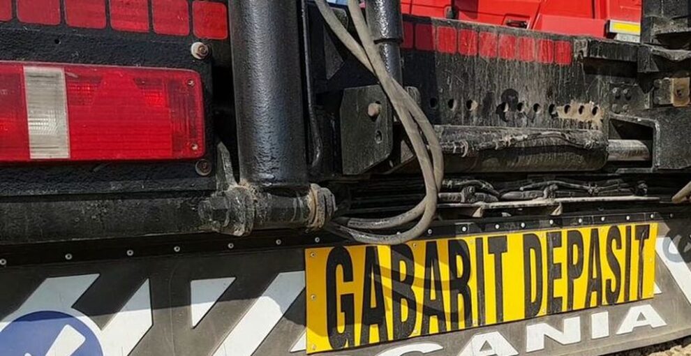 Transporturi speciale cu grinzi pornesc de la Beclean spre Românași prin Cluj-Napoca