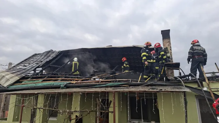 Pompierii intervin pentru stingerea unui incendiu la o casă din Dăbâca