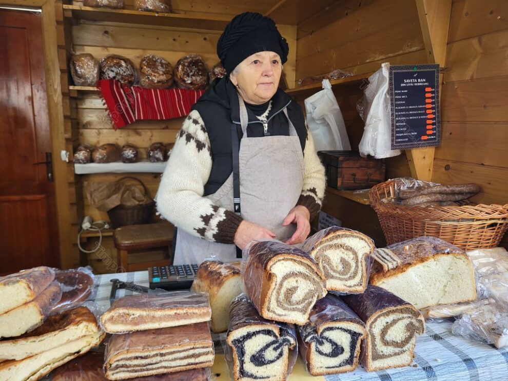 Producători locali oferă produse tradiționale și proaspete la piața din zonă