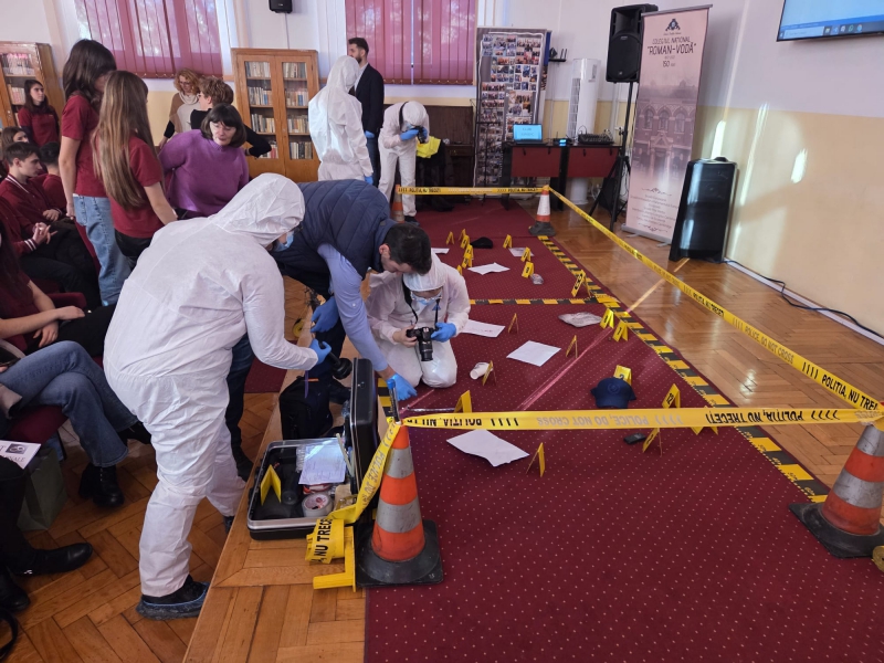Elevii din Roman au învățat despre investigațiile criminalistice în colaborare cu Poliția