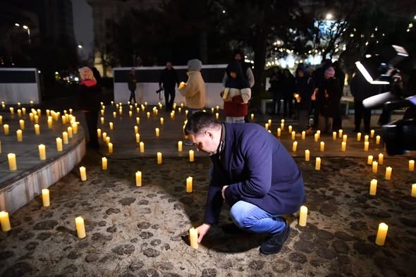 Primarul Ciprian Ciucu aprinde o candelă la evenimentul „Grădina Amintirilor” în Piața Revoluției